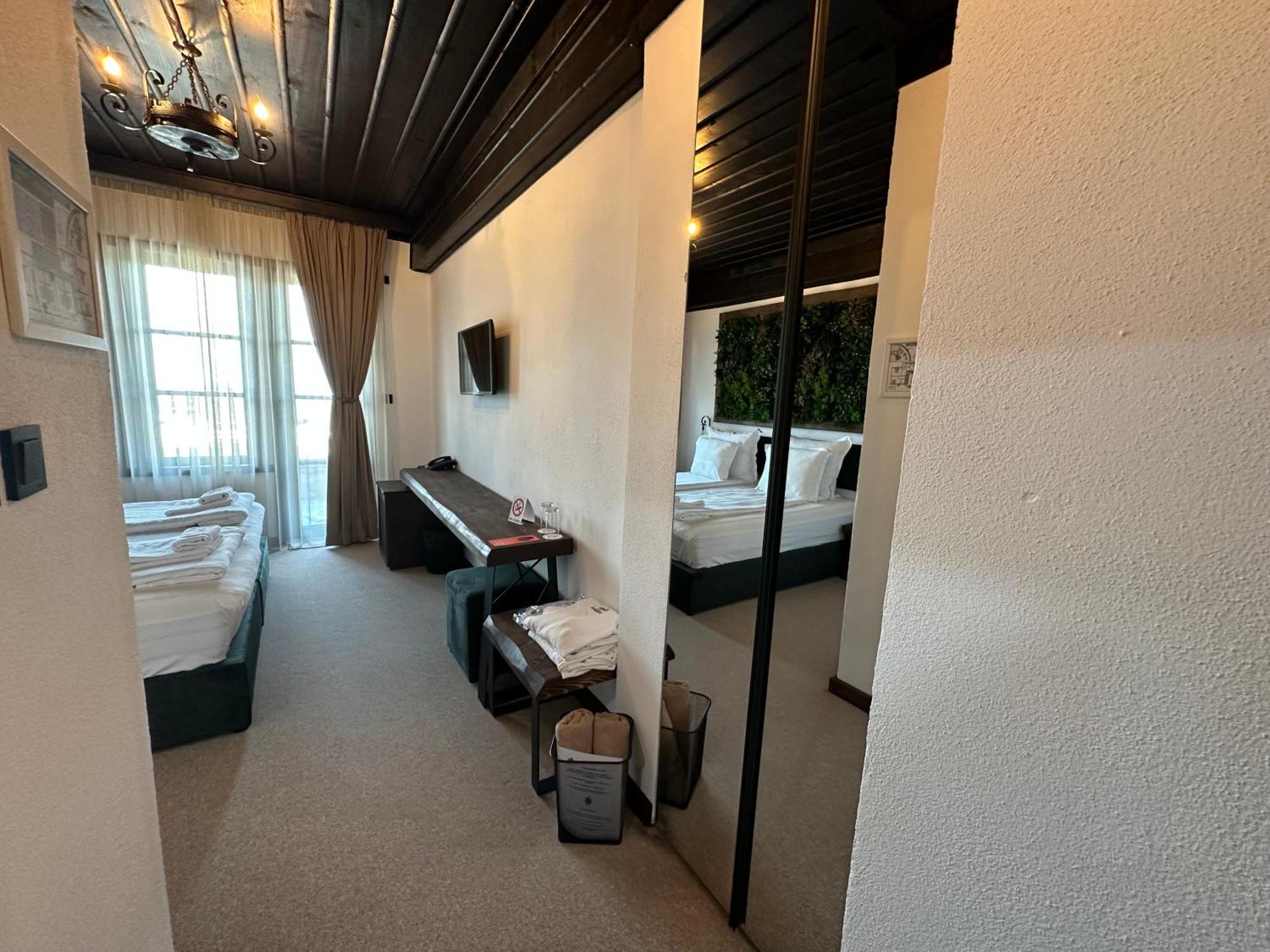 Hotel Leshten Bagian luar foto