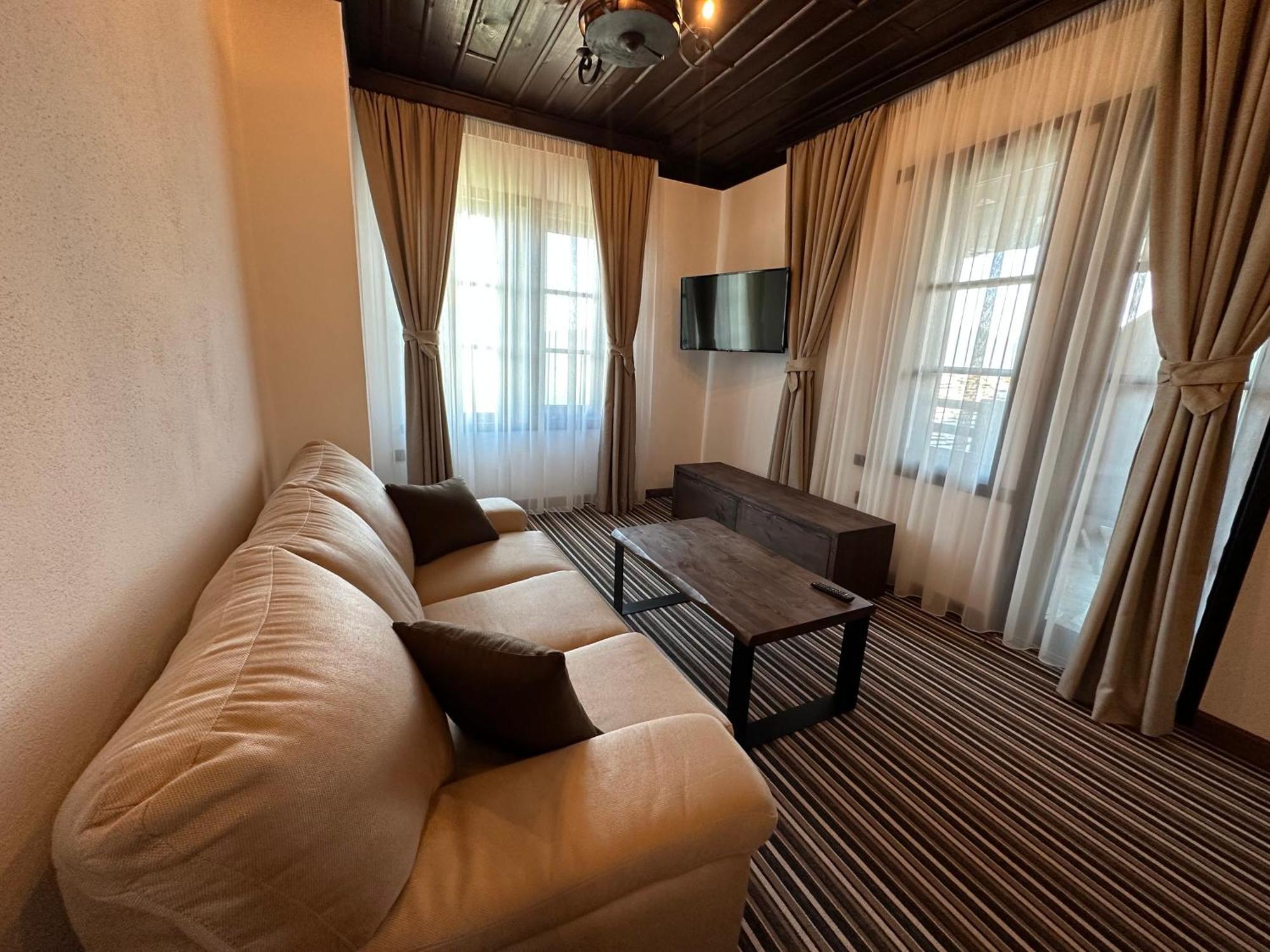 Hotel Leshten Bagian luar foto