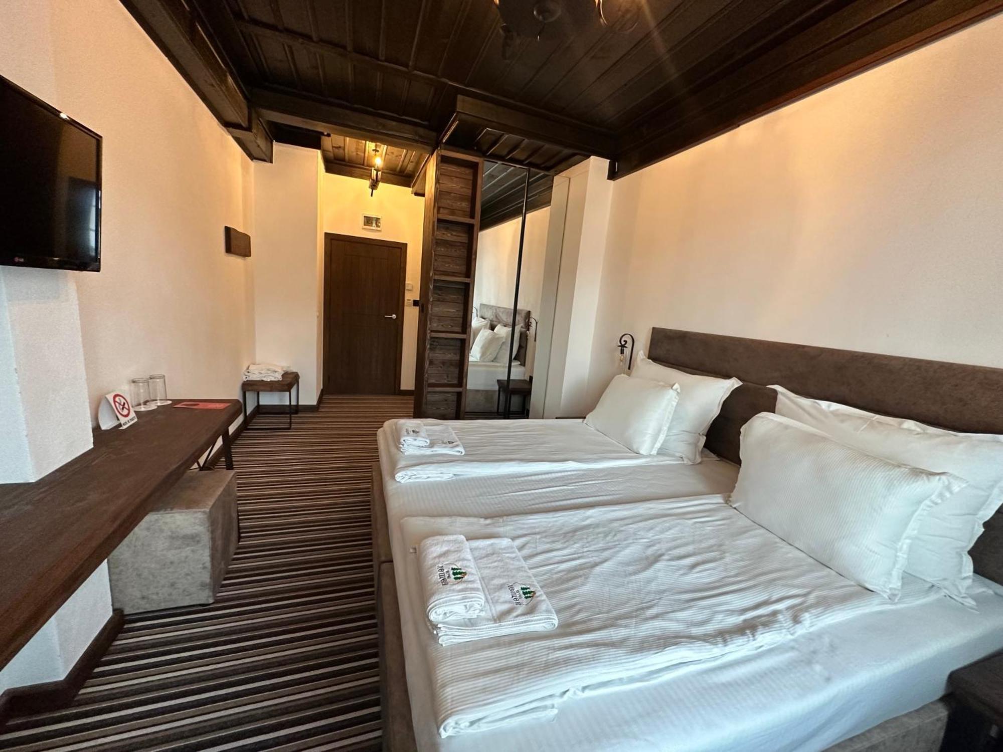 Hotel Leshten Bagian luar foto