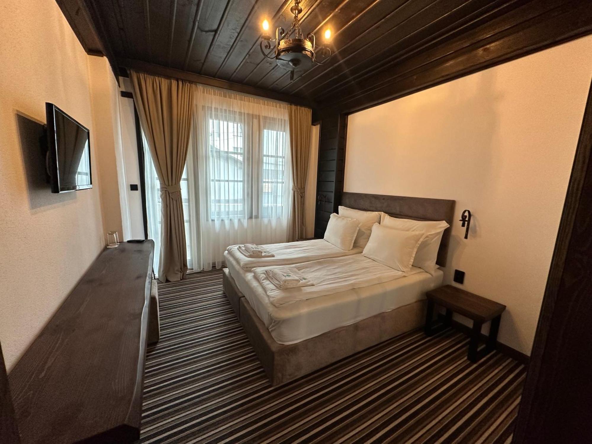Hotel Leshten Bagian luar foto