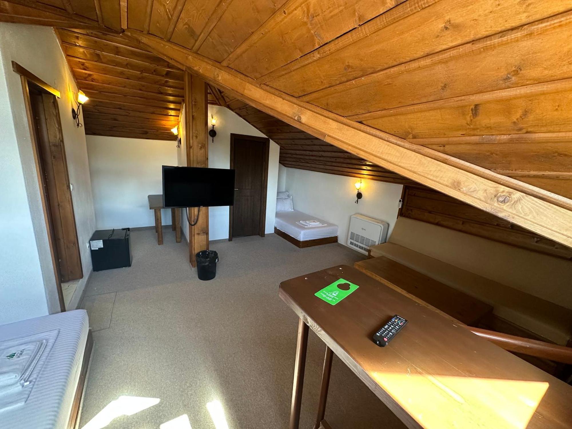 Hotel Leshten Bagian luar foto