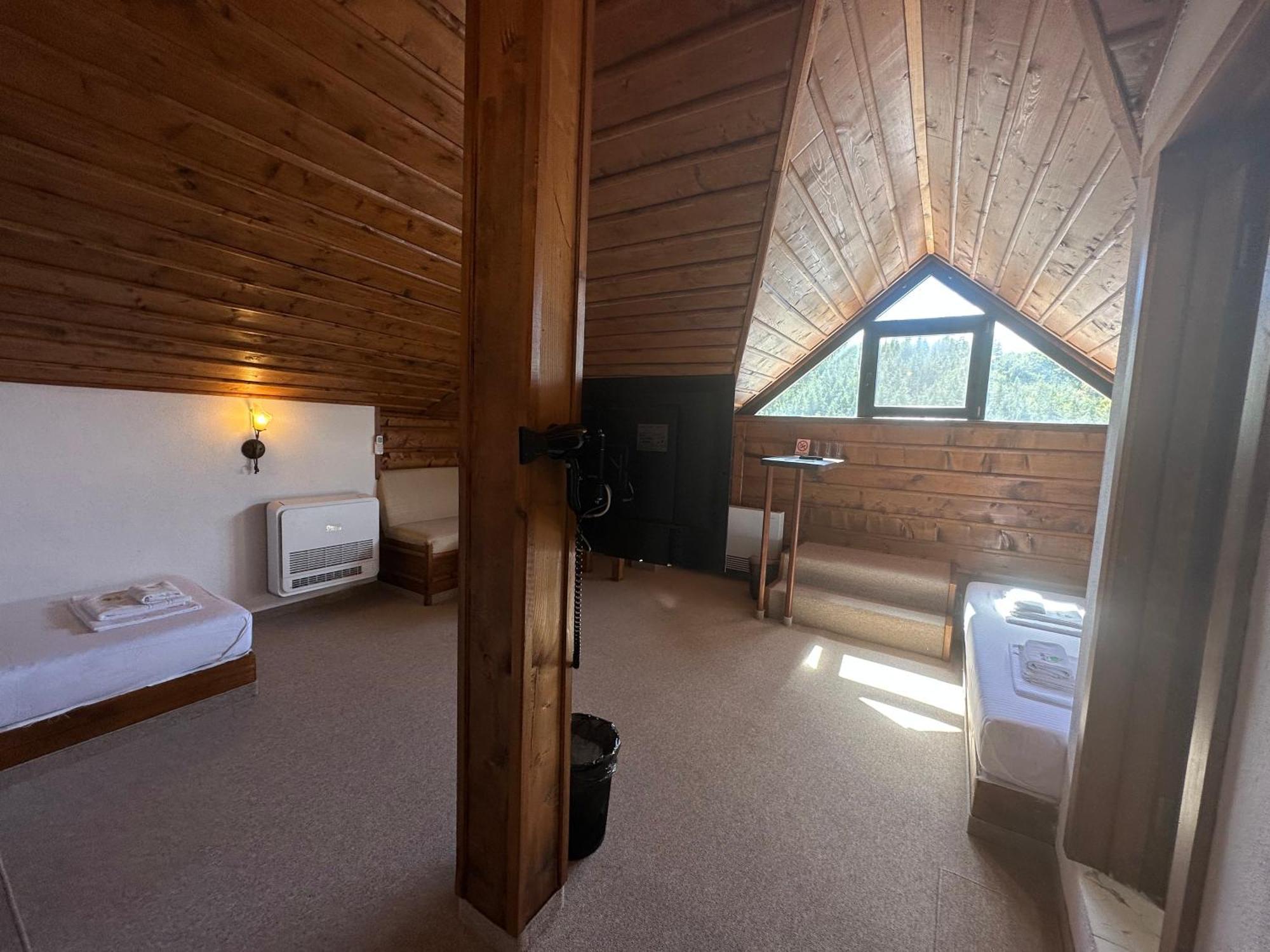 Hotel Leshten Bagian luar foto