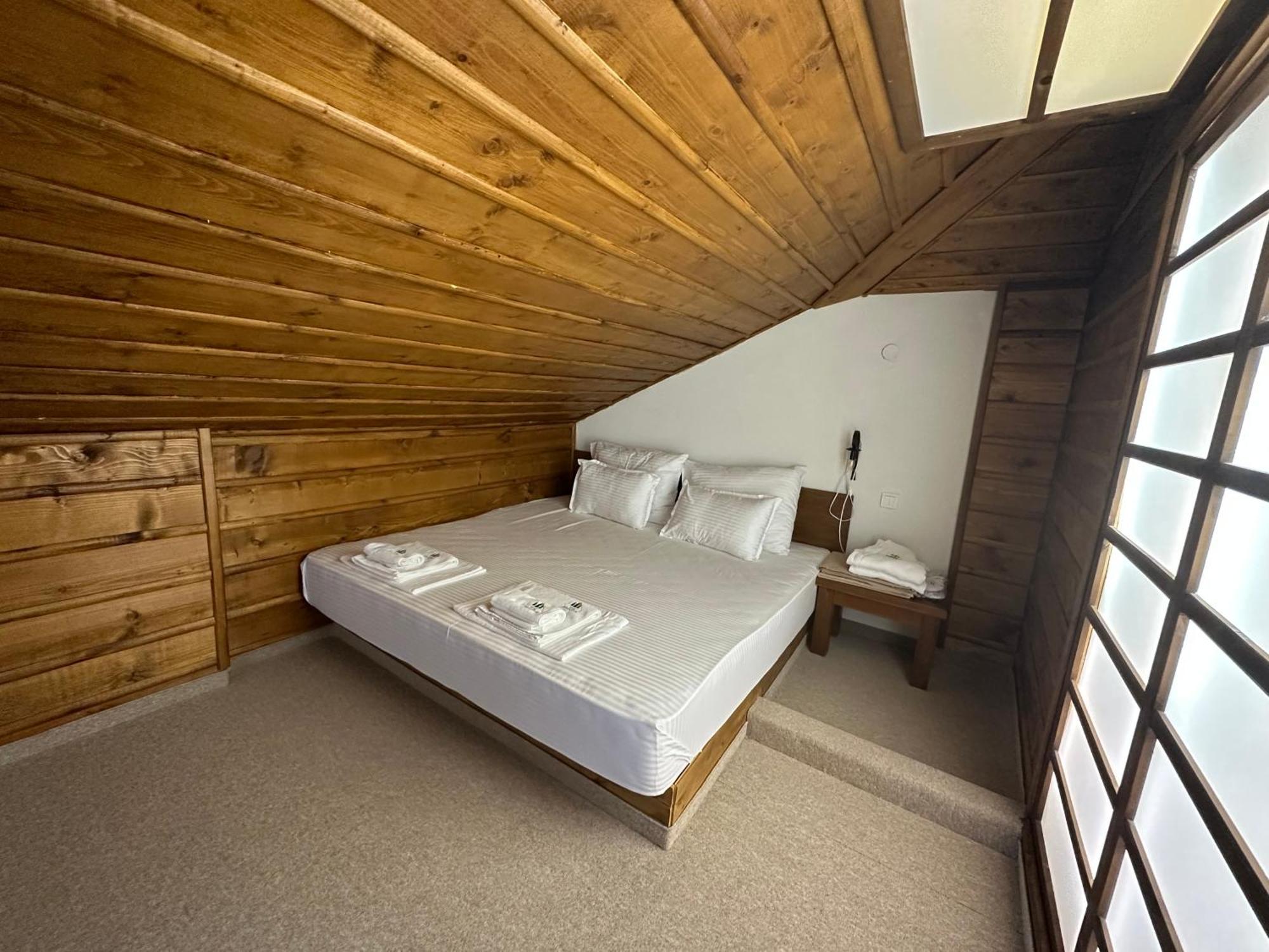 Hotel Leshten Bagian luar foto